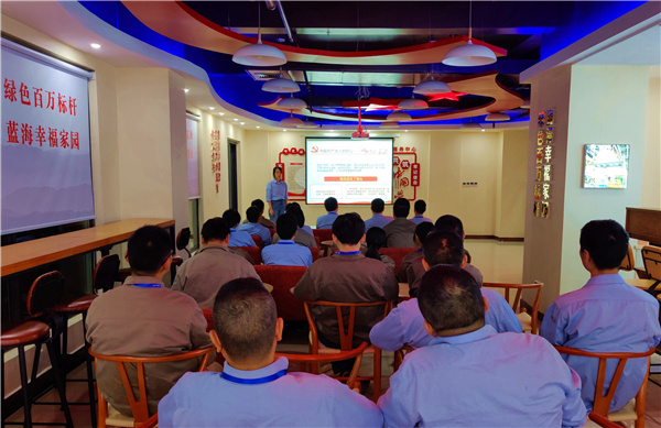 舟山煤電公司班組政治宣傳員以講黨課形式宣講。 張旭 攝.jpg