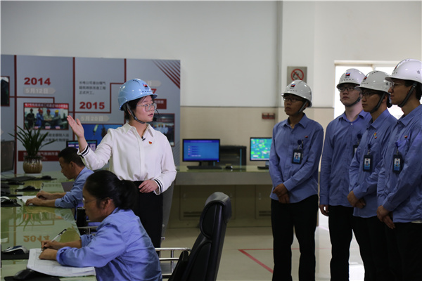 長電政治宣傳員為新入職員工宣講習(xí)近平能源安全新戰(zhàn)略在浙能的實(shí)踐。 溫作仁 攝.jpg