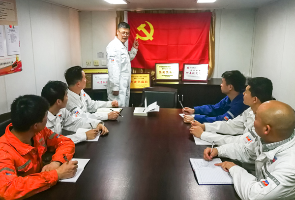 4月20日，浙能集團(tuán)所屬寧波海運(yùn)“明州76”輪黨小組組織開展面向船舶黨團(tuán)員和群眾的黨史主題政治宣講。 屠添榮 攝x.jpg