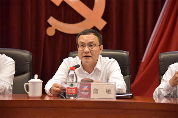 集團(tuán)黨委副書記、總經(jīng)理詹敏宣讀表彰文件。 祝益軍 攝.jpg