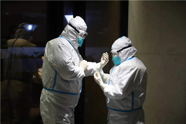 醫(yī)護人員化身暖心大白，守護人民健康。 殷夢奇 攝.jpg